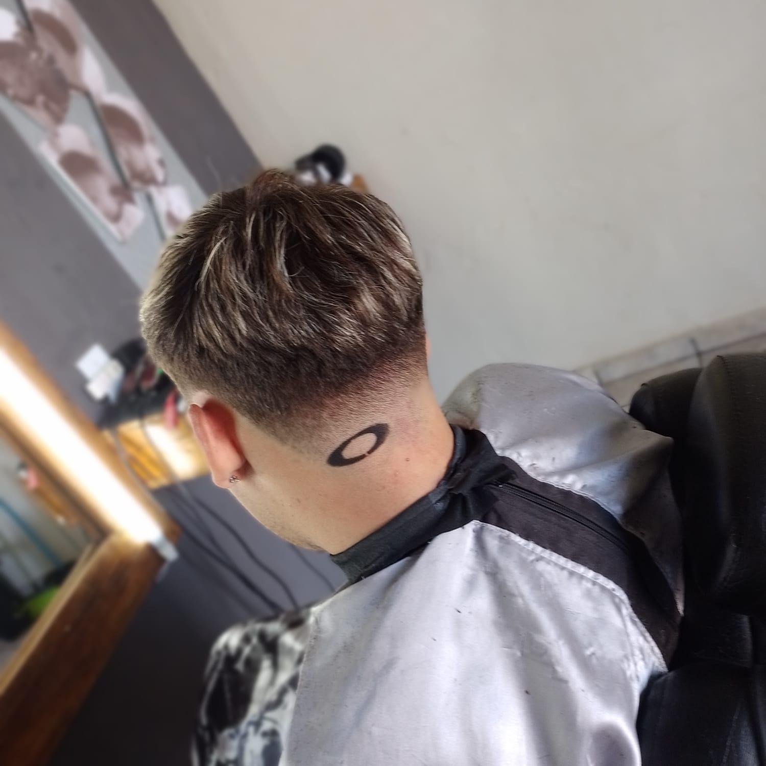 Corte masculino com detalhe personalizado