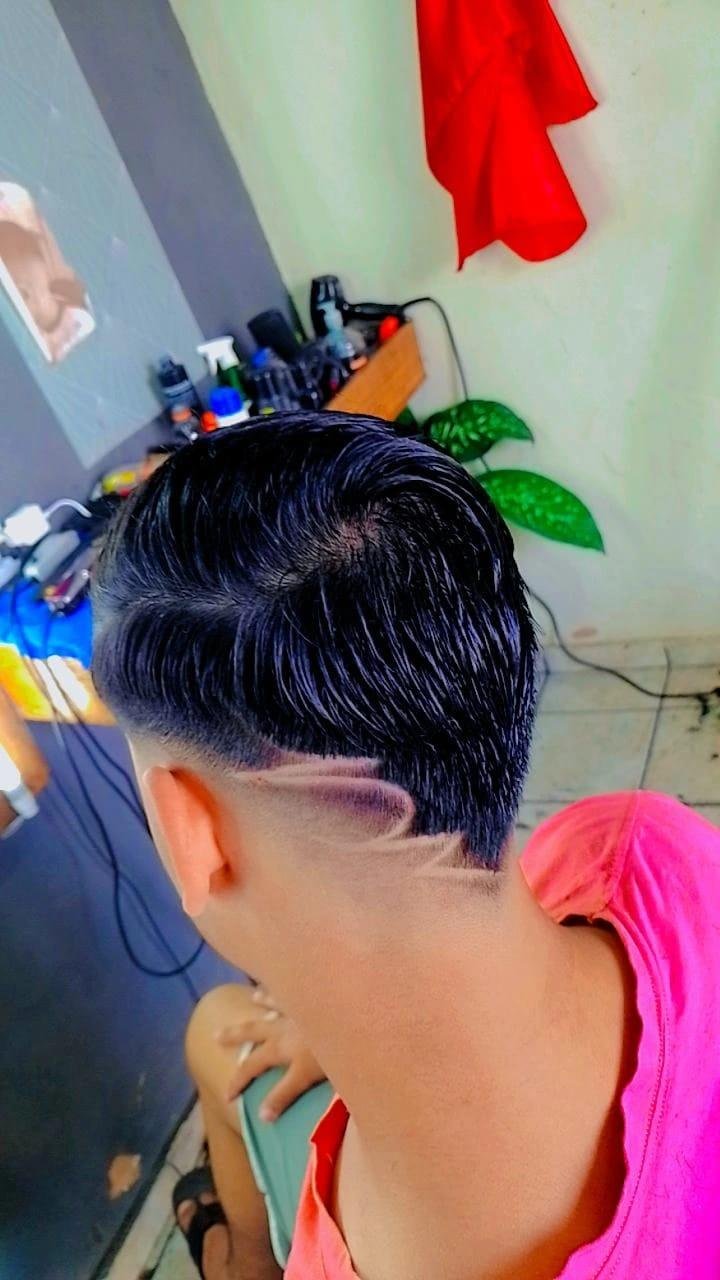Corte masculino com linhas freestyle